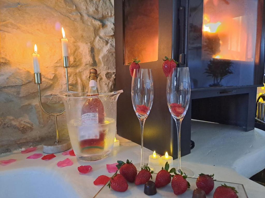 Velas, copas y fresas junto a la chimenea