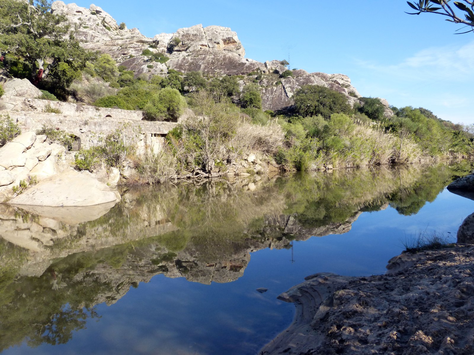 El río Hozgarganta entre rocas y vegetación en Jimena