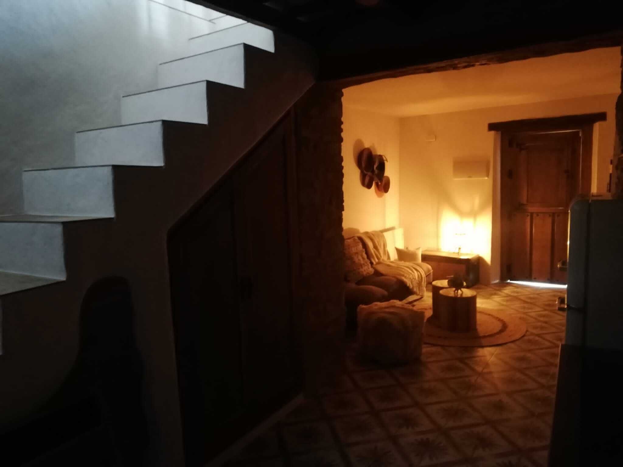 Salón de piedra con luz cálida